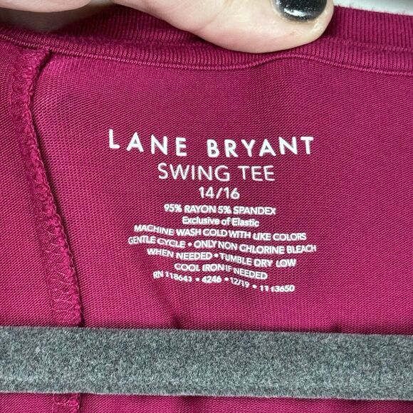 Woman’s Short Sleeve Shirt Size 14/16 By Lane Bryant Fuschia - Picture 3 of 3